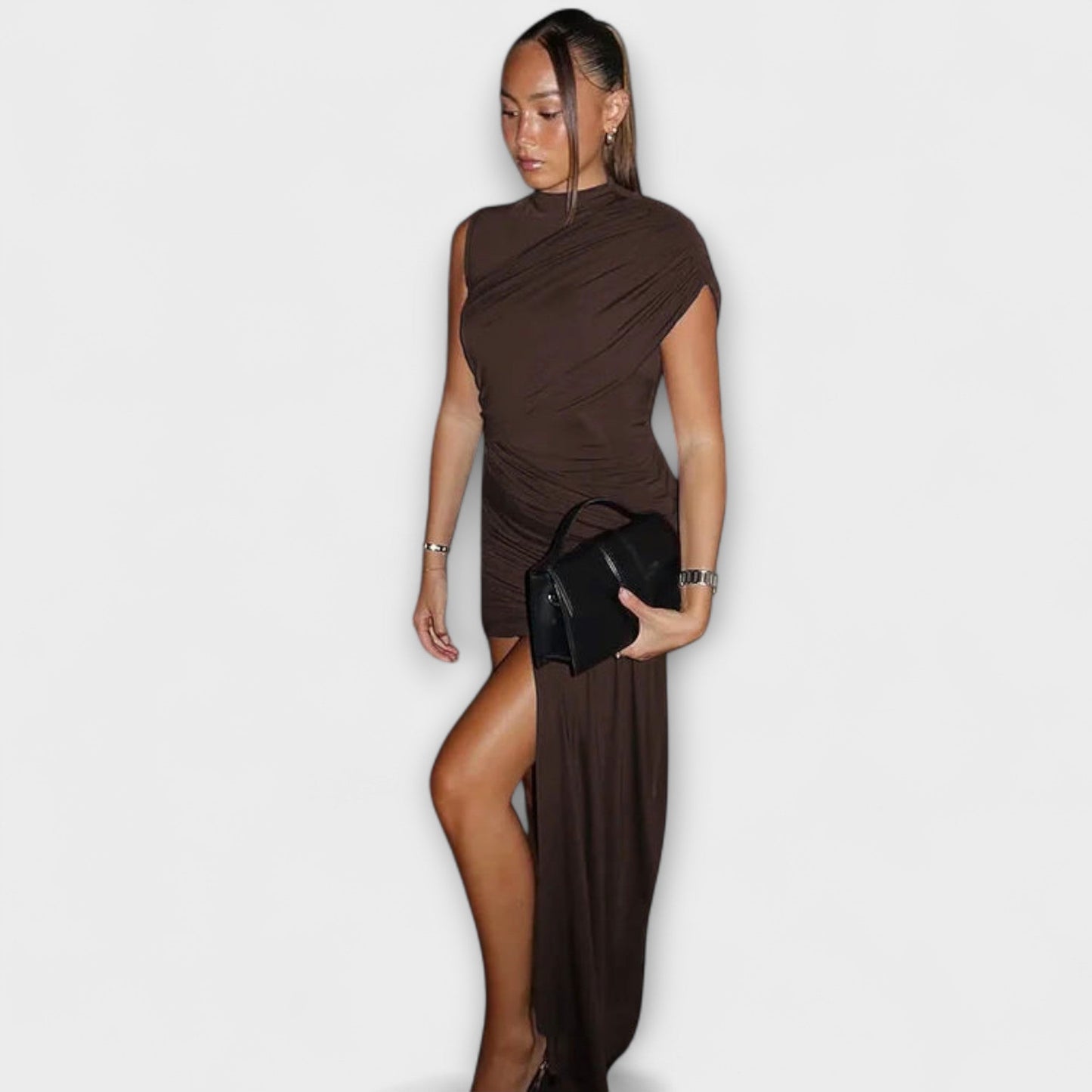 Lila - Stylish, form-fitting dress with round neckline and pleats