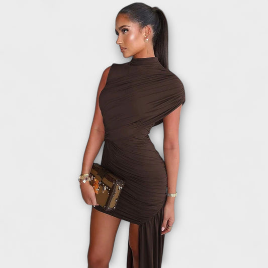 Lila - Stylish, form-fitting dress with round neckline and pleats